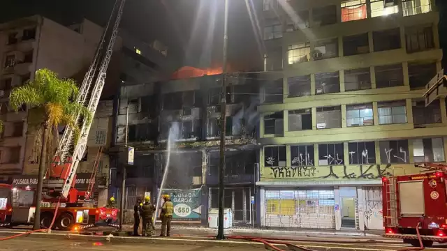 El albergue terminó completamente calcinado en Porto Alegre