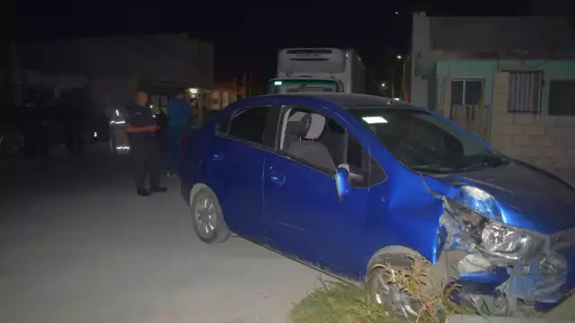 El auto terminó impactado contra un poste de luz