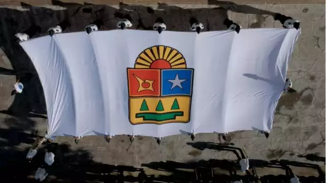 La Gobernadora Mara Lezama expresó que se deben enfrentar los grandes desafíos.
Se izó la bandera de la Entidad en la plaza cívica para la celebración.
