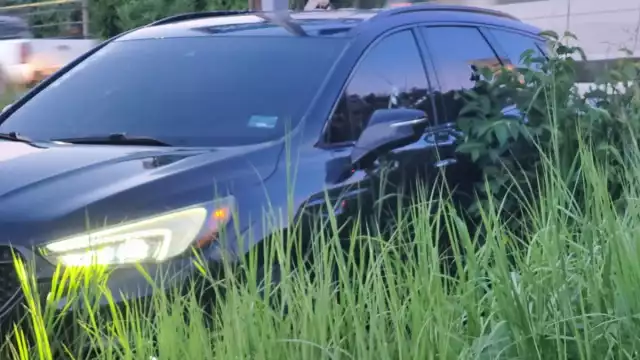 El cuerpo del hombre quedó dentro de su auto con impactos de bala