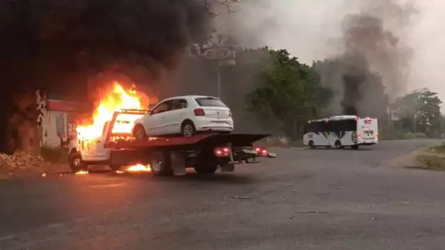 Vehículos permanecían en llamas en la carretera de Cárdenas