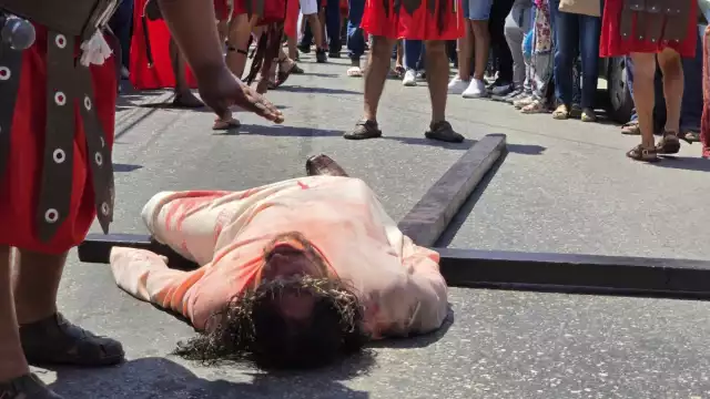 Participan alrededor de 50 personajes, los cuales son escogidos de los grupos apostólicos de Santa Ana