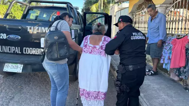 Ante la llamada de auxilio fue abordada en una patrulla de elementos policiacos