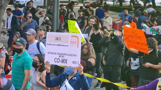 Miles de hombres y mujeres salen a las calles de la Ciudad de México para oponerse a la llegada de la Guardia Nacional al Metro