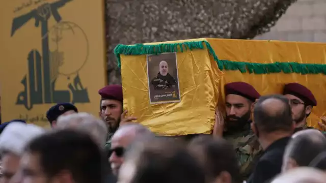 Miles de simpatizantes del grupo chiita se congregaron este lunes en el sur de Beirut para participar en la procesión fúnebre de Tabatabai