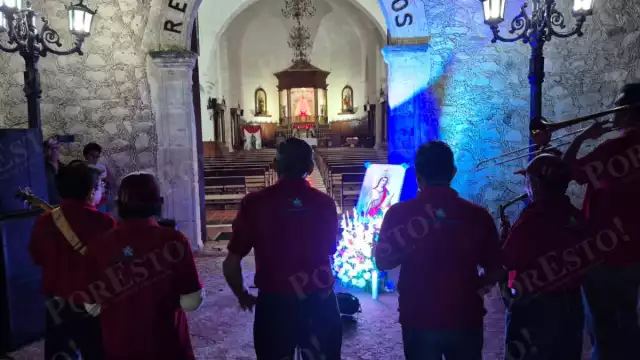 En Champotón, la imagen de Santa Cecilia fue colocada en la entrada del templo para la serenata.