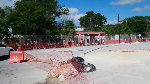 Dejan o recoger a sus hijos por un angosto pasillo.