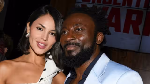 Eiza González llegó acompañada del actor Babs Olusanmokun