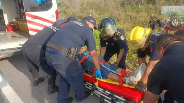 Se esperó, él arribó de una grúa de una empresa particular para remover la unidad de entre la maleza donde finalizó