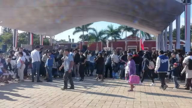 Frente al Palacio Municipal se realiza una vaquería y a un costado hay exposición de artesanías