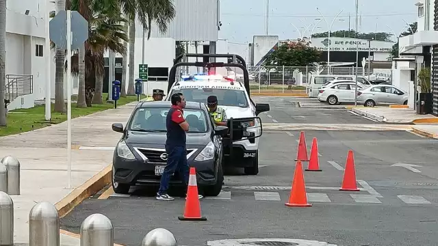 El automovilista se estacionó en zona de ascenso y descenso, lo que obstruyó la vialidad