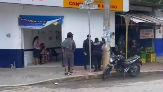 La mujer asegura que los policías tenían armas largas y uniformes tácticos