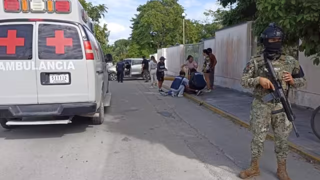 Fue llevada al hospital; se reportó como fuera de peligro. (