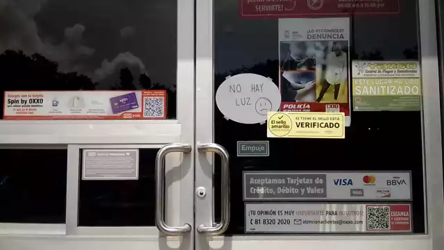 Al no haber luz, algunos negocios cerraron sus puertas, pues al tener productos que se les echan a perder, han llegado a tener pérdidas por cantidades considerables.