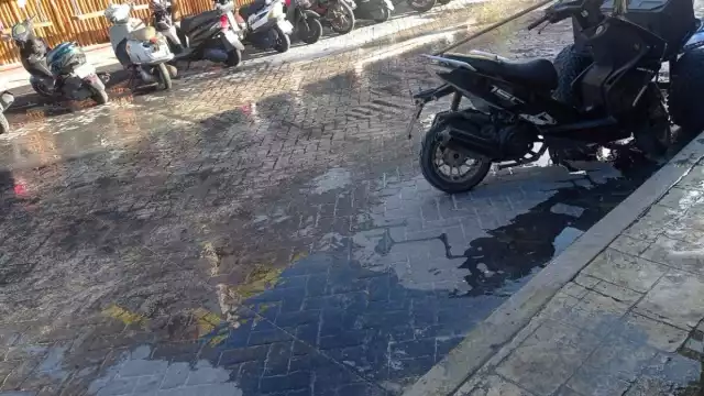 En pleno Centro Histórico, los desagües se esparcen por la calle, inundando la zona de olores pestilentes y poniendo en riesgo la salud de las personas.