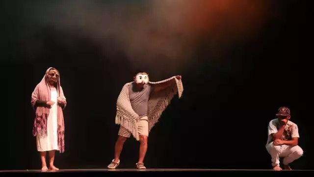 Destacan elementos como la pérdida, la ausencia de los seres queridos y la fractura social, lo que la convierte en un puente generacional