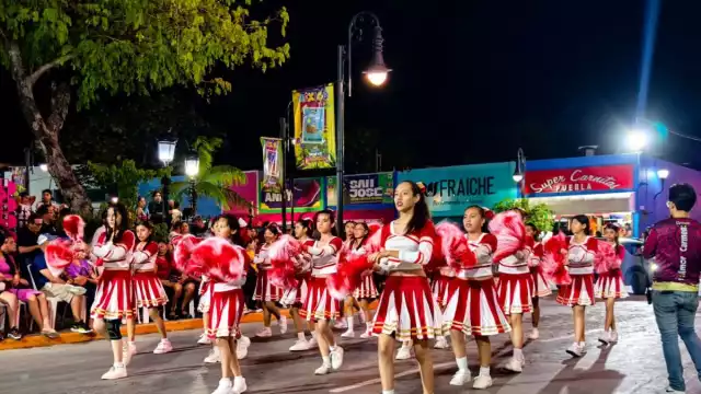 Más de 4,600 participantes llenan de color el desfile por el 115 aniversario de la Revolución Mexicana en Ciudad del Carmen