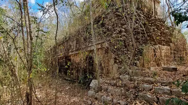 La zona arqueológica se encuentra abandonada a 10 minutos de Uxmal en Yucatán