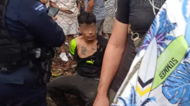 Los testigos del atraco no dudaron en auxiliar a la víctima y golpearon al delincuente.