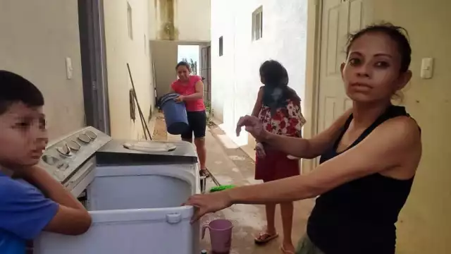 La falta de agua y los cortes de luz tienen cansados a los vecinos