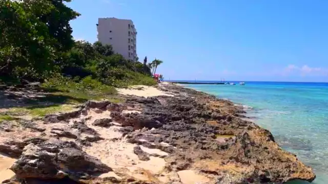 De acuerdo a la información proporcionada, son tres predios particulares que le pertenecen a una familia de la isla. 
