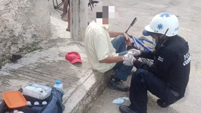 Colonos del sitio lo auxiliaron y reportaron el accidente al 911