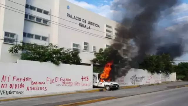 Normalistas vandalizan el Palacio de Justicia de Iguala
