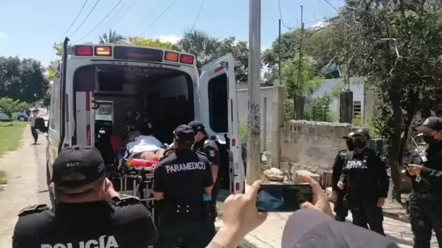 Al tirarse del auto, la mujer fue aplastada por las llantas del auto y terminó con una posible fractura en las rodillas