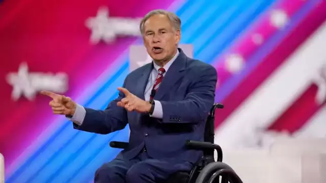 Greg Abbott continúa con su política en contra de los migrantes