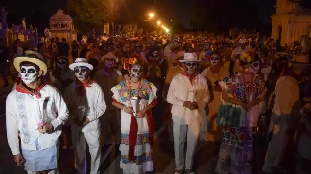 El camposanto se convirtió en el epicentro de miles de personas que desde las 18:00 horas