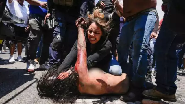 Una turba enfurecida por el asesinato fde la niña Camila en Taxco, tomo la justicia por su propia mano e intento linchar a los presuntos responsables del crimen