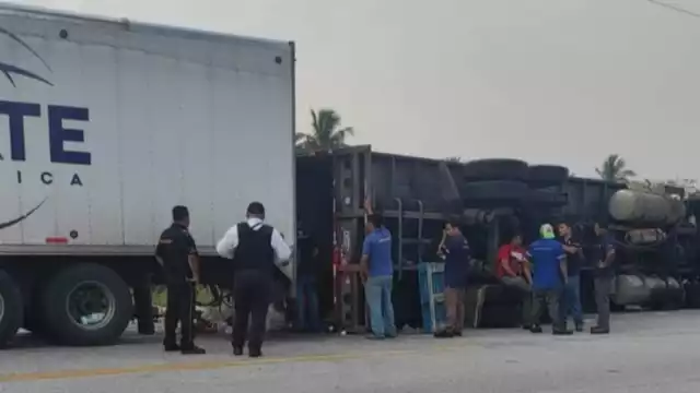 El conductor del tráiler resultó ileso en la vía Sabancuy-Champotón