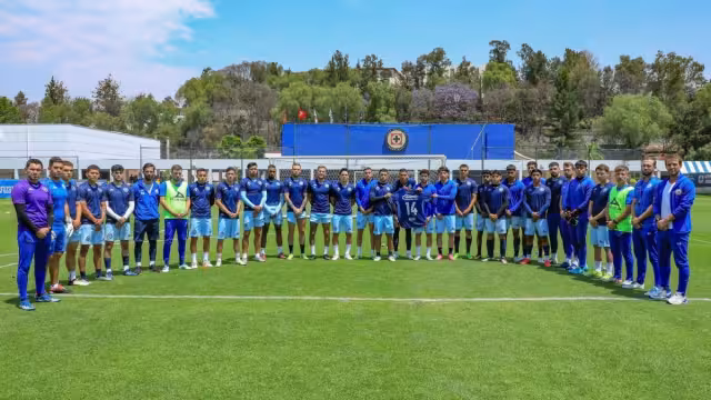 El plantel de Cruz Azul distinguió a su aficionado más leal en La Noria