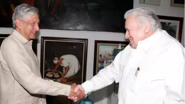 Desde que Andrés Manuel López Obrador despuntó como un férreo opositor al PRI y encarnó a la Izquierda mexicana, tuvo el apoyo de Mario Renato Menéndez Rodríguez para difundir sus actividades y consignas, cuando casi ningún medio le daba espacio.