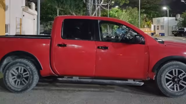 La camioneta se encontraba escondida entre la maleza en la colonia irregular Las Torres de Playa del Carmen