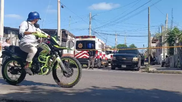 El joven acabó tumbado sobre el pavimento y pidiendo ayuda, pues recibió múltiples navajazos en la zona del abdomen y el pecho