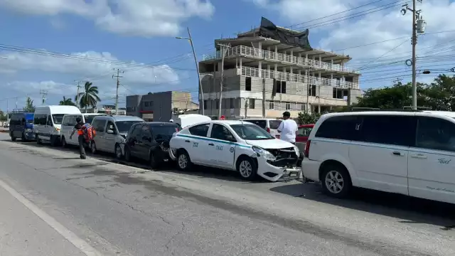 Un Ford negro impactó a una unidad del servicio especial de transporte, desencadenando una colisión múltiple.