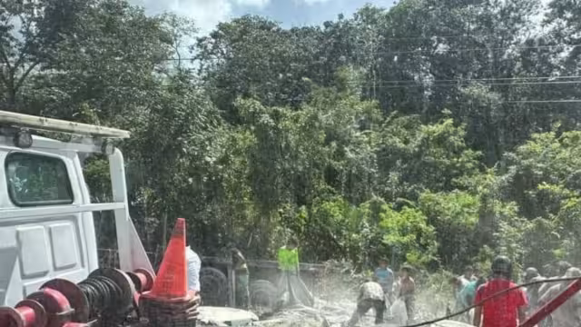 Este fue el tractocamión que se volcó en Campeche