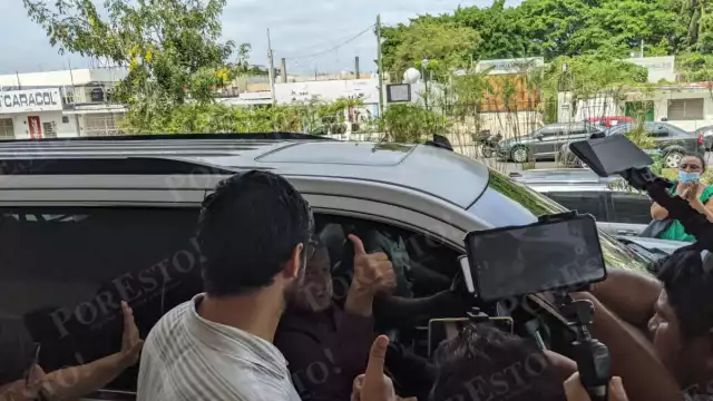 Al hotel llegó un grupo de ciudadanos con múltiples peticiones