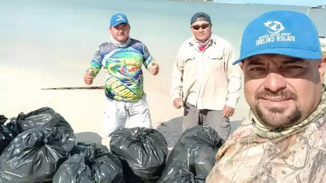Voluntarios se unen para la limpieza de playas a falta de ayuda del Ayuntamiento