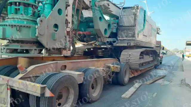 El peso de la máquina ocasionó que no pudiera cruzar por un paso peatonal