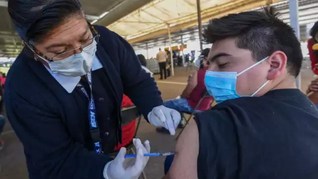 México a hilado 16 semanas consecutivas de descenso en los contagios tras una tercera ola que alcanzó su pico entre julio y agosto. Foto: Cuartoscuro