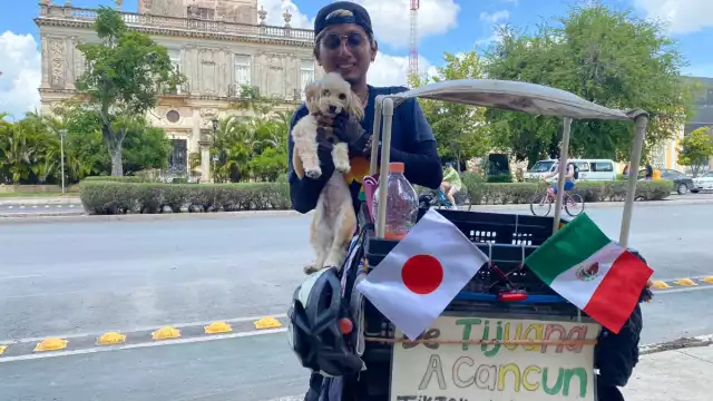El joven disfruta de la travesía con su mejor amiga