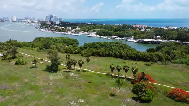 La obra estará a cargo de la empresa Hazama Coporation Desarrollo de Turismo, misma que afectará 119.7 hectáreas que abarcan el campo del golf y otras áreas verdes