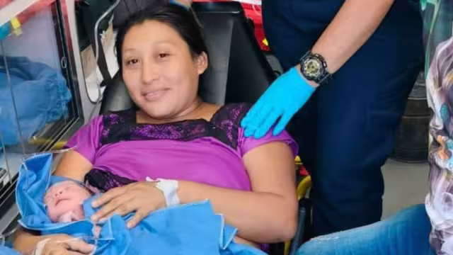La mujer de 32 años dio a luz mientras se trasladaba al hospital