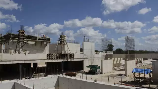 Todo el complejo está conectado con la zona arqueológica a través de un camino blanco (sac-be) que cruza bajo un paso a desnivel