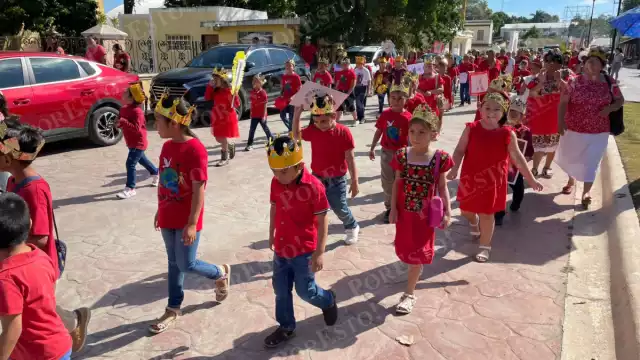 Niños vestidos de reyes participan en celebración católica de Cristo Rey