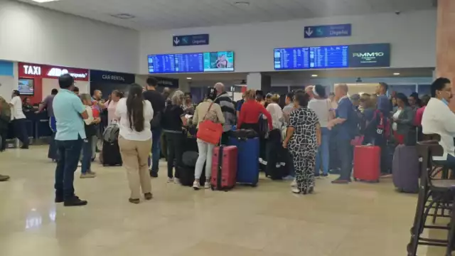 Los restantes permanecían en la sala de última espera para realizar los trámites migratorios
