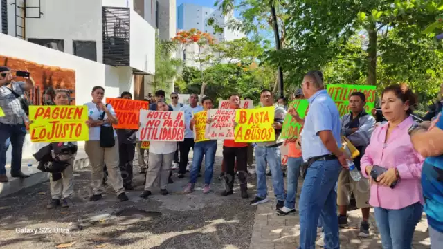 Alrededor de 40 trabajadores sindicalizados entre meseros, garroteros, cocineros, área públicas, entre otros quienes se apostaron con pancartas de cartulina con leyendas escritas