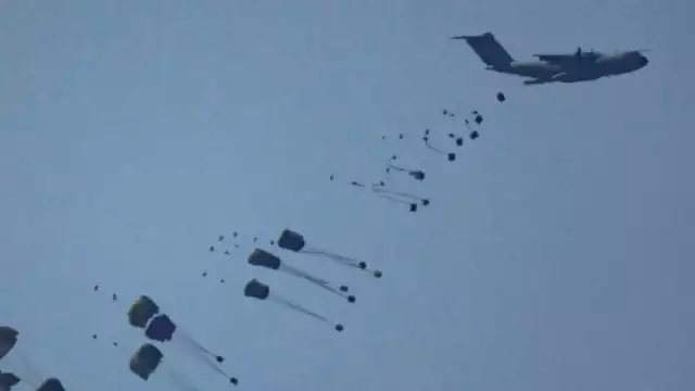 Los paracaídas de ayuda de Estados Unidos no se abrieron, lo que mató a cinco personas, incluidos dos niños, en Gaza